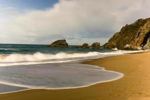 praia da adraga est une plage de l'atlantique nord au portugal, près de la ville d'almocageme, sintra. photo