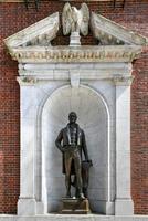 statue de dewitt clinton à l'entrée du musée de la ville de new york. photo