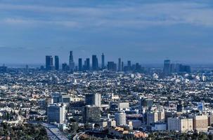 skyline du centre-ville de los angeles sur un ciel bleu nuageux en californie depuis les collines de hollywood. photo