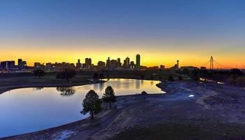 skyline de dallas au lever du soleil photo