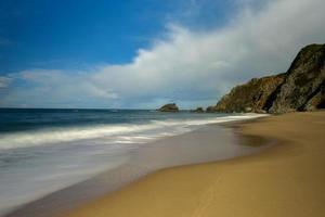 praia da adraga est une plage de l'atlantique nord au portugal, près de la ville d'almocageme, sintra. photo