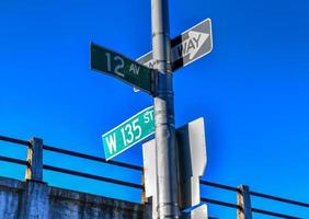 Plaque de rue sur la 12e avenue et la 135e rue ouest le long du côté ouest de manhattan, new york city. photo