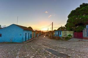 maisons traditionnelles colorées dans la ville coloniale de trinidad à cuba, site du patrimoine mondial de l'unesco. photo