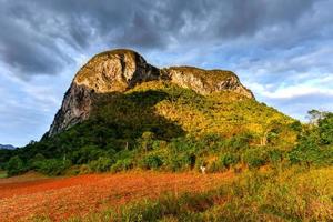 panorama du coucher du soleil dans la vallée de vinales, au nord de cuba. photo