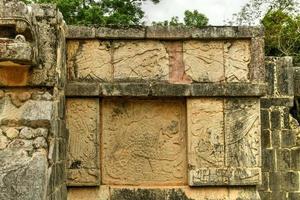 la plate-forme des aigles et des jaguars à chichen itza, au mexique. photo