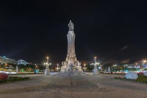 la place du marquis de pombal à lisbonne, portugal. le marquis est au sommet, avec un lion - symbole de puissance - à ses côtés. photo