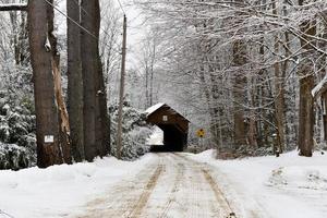 pont couvert à plainfield, new hampshire pendant l'hiver. photo