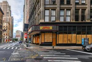 new york city, new york - 11 juin 2020 - magasin fermé pendant la pandémie de covid-19, avec des fenêtres fermées pour se protéger contre le pillage à la suite de manifestations contre la brutalité policière. photo