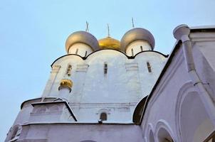 églises orthodoxes russes dans le monastère du couvent novodievitchi, moscou, russie, site du patrimoine mondial de l'unesco la nuit en hiver. photo