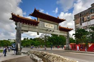La Havane, Cuba - 8 janvier 2017 - arche chinoise sur la calle dragone dans le barrio chino de la Havane. l'arche ou la porte chinoise qui est l'entrée du quartier chinois cubain ou du barrio chino au centre de la havane. photo