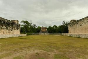 le grand terrain de balle du site archéologique de chichen itza au yucatan, au mexique. photo