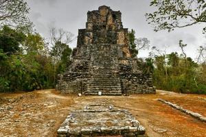 ruines mayas muyil d'une pyramide à sian kaan près de tulum, mexique. photo