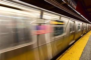 new york city - 16 février 2016 - train passant à la station de métro mta 34th street, herald square à new york. photo