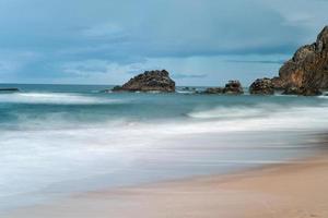 praia da adraga est une plage de l'atlantique nord au portugal, près de la ville d'almocageme, sintra. photo