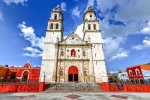 cathédrale de san francisco de campeche près de la place de l'indépendance à campeche, au mexique. photo