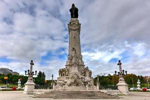 la place du marquis de pombal à lisbonne, portugal. le marquis est au sommet, avec un lion - symbole de puissance - à ses côtés. photo