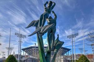 new york - 21 avril 2018 - liberté de l'esprit humain, par marshall fredericks, situé dans les prés de rinçage - parc corona, stade arthur ashe, reines, la ville de new york, ny photo