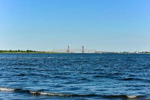 marine parkway-gil hodges memorial bridge vu de brooklyn, new york. construit et ouvert par l'autorité de la promenade maritime en 1937, il s'agissait de la plus longue travée de levage vertical au monde pour les automobiles. photo