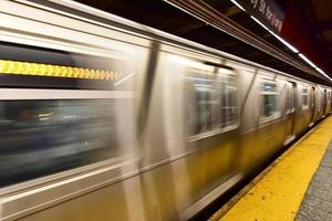 new york city - 16 février 2016 - train passant à la station de métro mta 34th street, herald square à new york. photo