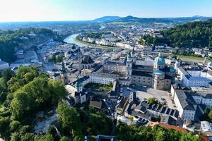 vue panoramique sur kapitelplatz et le vieux centre de salzbourg, autriche depuis la forteresse de hohensalzburg. photo