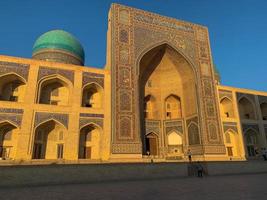 ancienne madrasa mir-i-arab dans le complexe po-i-kalyan à boukhara, ouzbékistan. photo