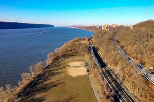 henry hudson parkway et chemin de fer le long de la pointe nord ouest de manhattan, new york city. photo