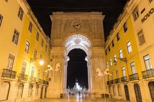 arc de triomphe de la rue augusta sur la place du commerce, praca do comercio ou terreiro do paco la nuit à lisbonne, portugal. photo