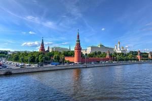 kremlin de moscou, remblai du kremlin et rivière de moscou à moscou, russie. architecture et point de repère de moscou. photo