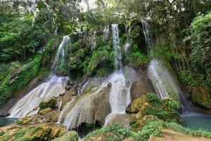 cascades d'el nicho à cuba. el nicho est situé à l'intérieur du gran parque natural topes de collantes, un parc boisé qui s'étend à travers la chaîne de montagnes sierra escambray au centre de cuba. photo