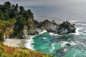 mcway falls est une chute d'eau de 80 pieds de haut sur la côte de big sur dans le centre de la californie photo