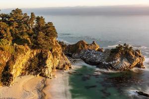 mcway falls est une chute d'eau de 80 pieds de haut sur la côte de big sur dans le centre de la californie photo