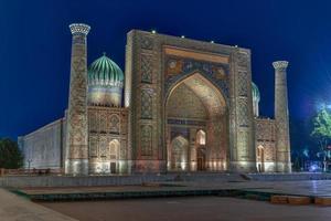 registan dans l'ancienne ville de samarkand en ouzbékistan photo