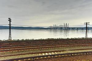 le nouveau pont tappan zee en construction sur la rivière hudson à new york à travers les voies ferrées. photo