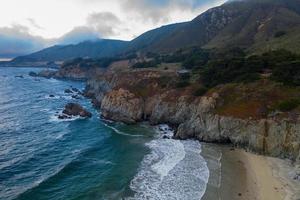 rocky creek en californie, big sur dans le comté de monterey, états-unis photo