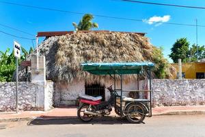 une moto modernisée, une forme de transport local à santa elena, mexique dans le yucatan. photo