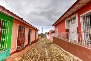 maisons traditionnelles colorées dans la ville coloniale de trinidad à cuba, site du patrimoine mondial de l'unesco. photo