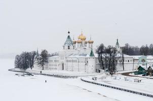le monastère ipatiev, un monastère masculin, situé sur la rive de la rivière kostroma juste en face de la ville de kostroma, russie en hiver. photo