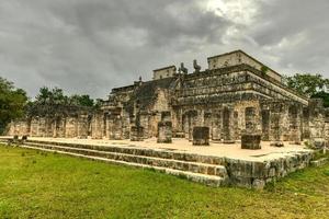 templo de los guerreros, temple des guerriers, chichen itza au yucatan, mexique, site du patrimoine mondial de l'unesco. photo