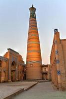 l'architecture de la madrassa de la vieille ville et du minaret islam khoja. photo