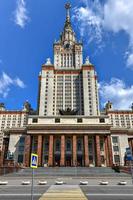 université d'état lomonosov de moscou, bâtiment stalinien emblématique de moscou, russie, 2022 photo