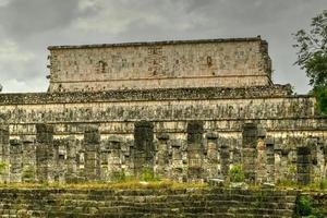 templo de los guerreros, temple des guerriers, chichen itza au yucatan, mexique, site du patrimoine mondial de l'unesco. photo