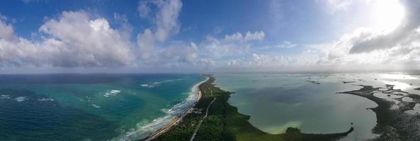 paysage aérien pittoresque de la péninsule de tulum à quintana roo, mexique. photo