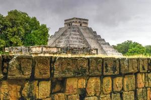 la plate-forme des aigles et des jaguars à chichen itza, au mexique. photo