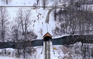 pont couvert de bowers à brownsville, vermont pendant l'hiver. photo