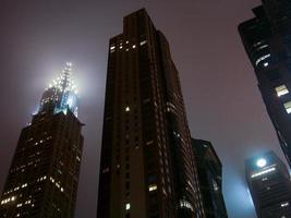 gratte-ciel de new york city la nuit lors d'une soirée brumeuse dans le centre de manhattan. photo