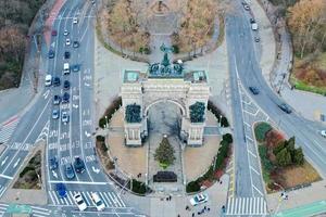 vue aérienne de l'arc de triomphe à la grande place de l'armée à brooklyn, new york city photo