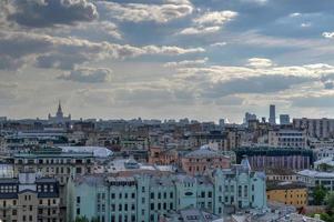 vue panoramique sur les toits du centre-ville de moscou en russie. photo