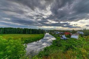 vue panoramique le long de la rivière kamenka à souzdal, russie dans l'anneau d'or. photo