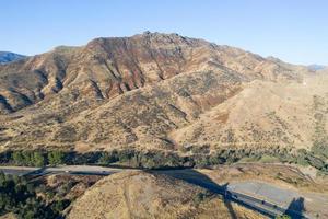 vue aérienne le long des collines d'agoura dans le comté de los angeles, californie. photo