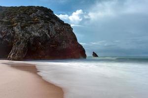 praia da adraga est une plage de l'atlantique nord au portugal, près de la ville d'almocageme, sintra. photo